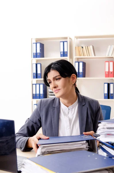 Mediana edad empresaria infeliz con el trabajo excesivo — Foto de Stock