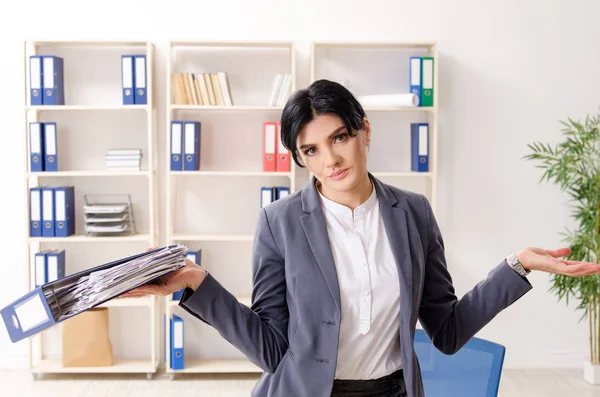 Mediana edad empresaria infeliz con el trabajo excesivo — Foto de Stock