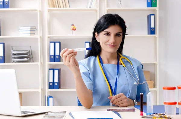 Vrouwelijke arts-gynaecoloog werken in de kliniek — Stockfoto