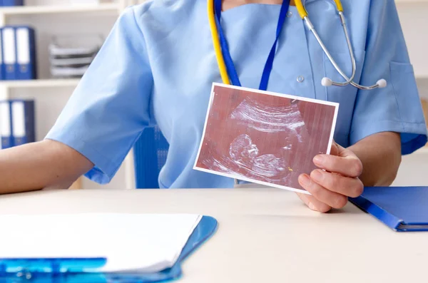 Kvinnliga läkare gynekolog arbetar på kliniken — Stockfoto