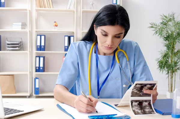 Female doctor gynecologist working in the clinic — Stock Photo, Image