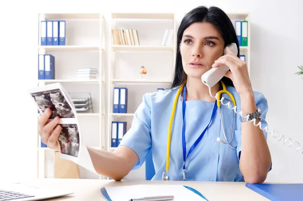 A klinikán működő női orvos nőgyógyász — Stock Fotó