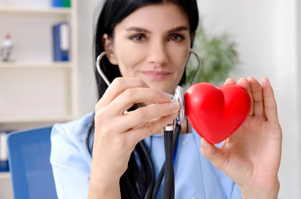 Medico cardiologo femminile che lavora in clinica — Foto Stock