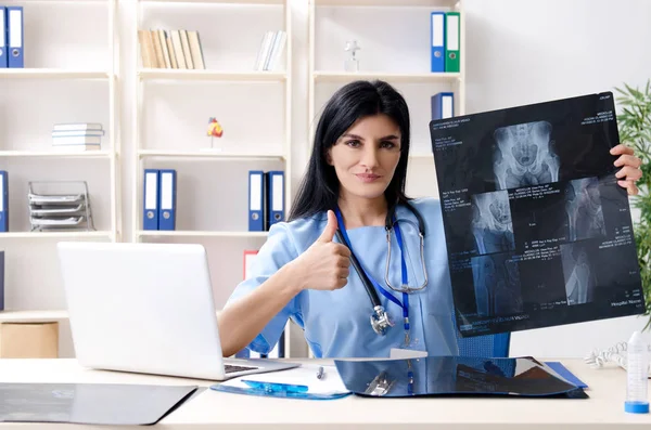 Medico radiologo donna che lavora in clinica — Foto Stock