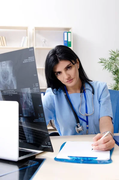 Kvinnliga läkare radiolog arbetar på kliniken — Stockfoto