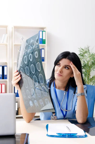 Vrouwelijke arts radioloog werken in de kliniek — Stockfoto