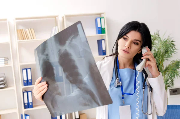 Medico radiologo donna che lavora in clinica — Foto Stock