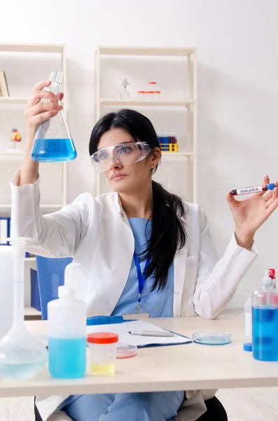 Kvinnliga Kemist Arbetar Labbet — Stockfoto