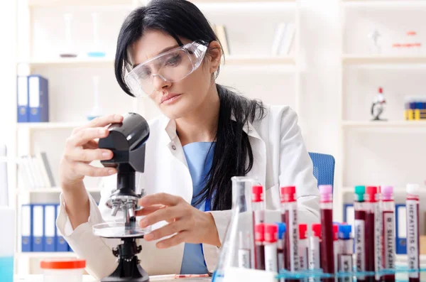 Chimiste féminine travaillant au laboratoire — Photo