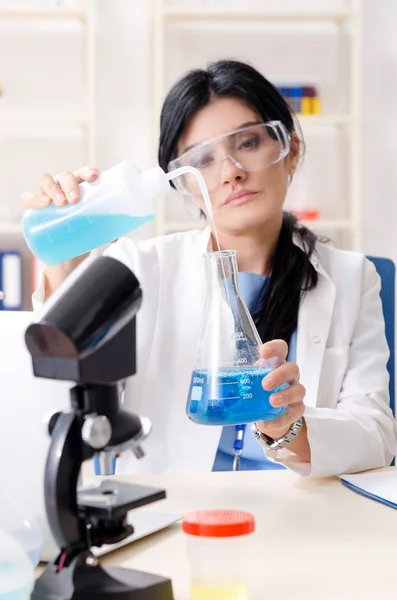Жінка-хімік, що працює в лабораторії — стокове фото