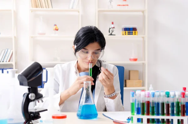 Química femenina trabajando en el laboratorio —  Fotos de Stock