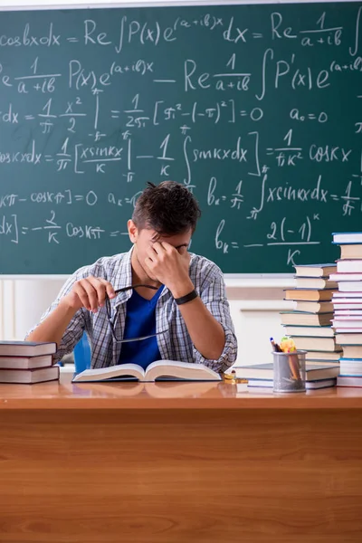 학교에서 수학 공부 하는 젊은 남성 학생 — 스톡 사진