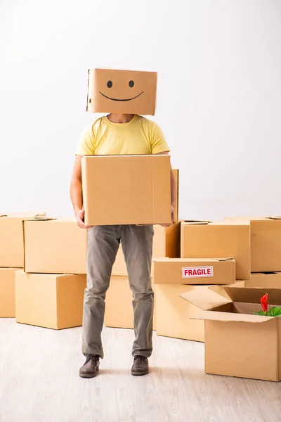 Hombre feliz con caja en lugar de su cabeza — Foto de Stock