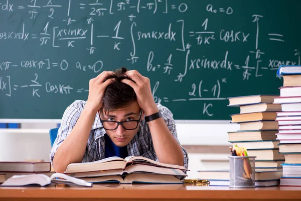 Молодий студент вивчає математику в школі — стокове фото
