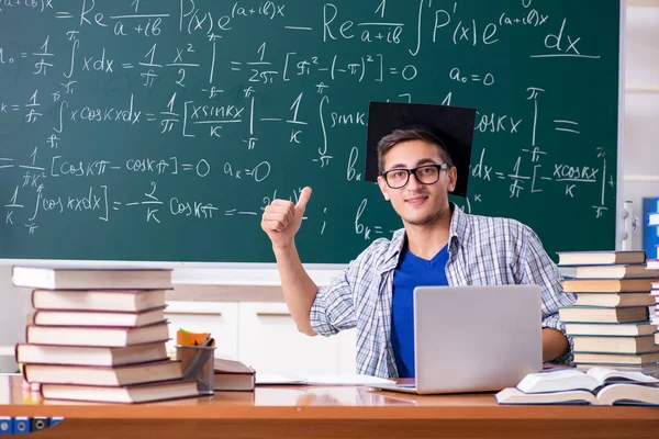 Jovem estudante do sexo masculino estudando matemática na escola — Fotografia de Stock