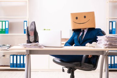 Kafası yerine kutusu olan mutlu bir çalışan.