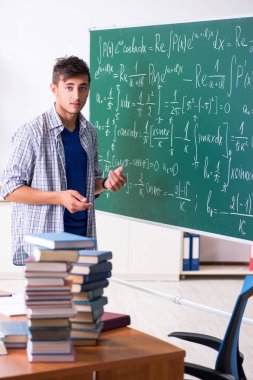 Genç erkek öğrenci okulda matematik