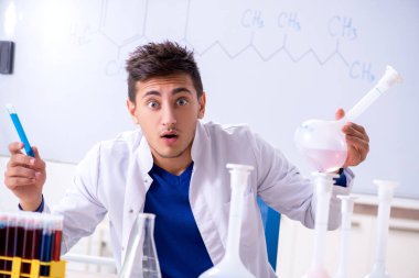 Laboratuarda oturan genç kimyager 