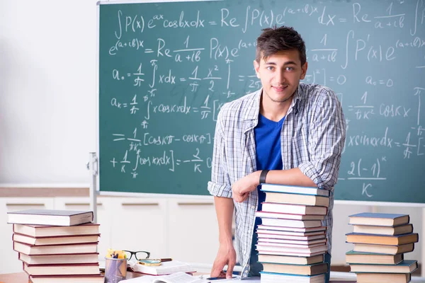 Joven estudiante de matemáticas en la escuela — Foto de Stock