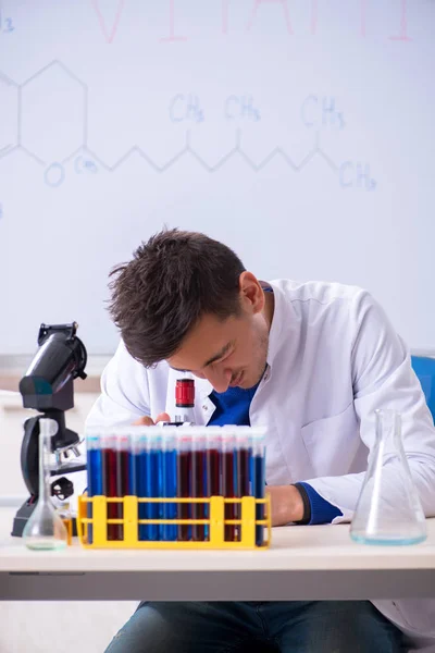 Jonge chemicus zitten in het lab — Stockfoto