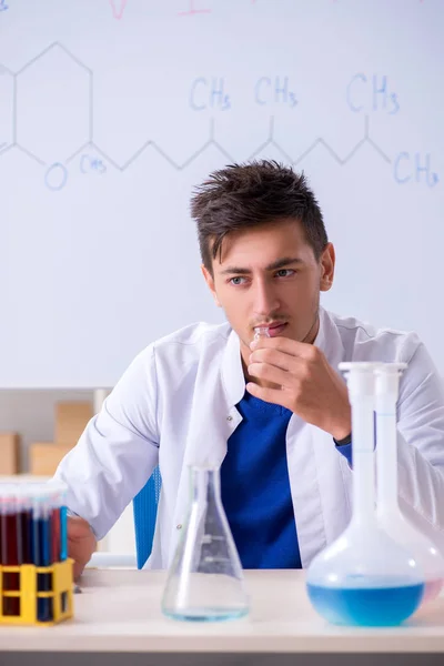 Jonge chemicus zitten in het lab — Stockfoto