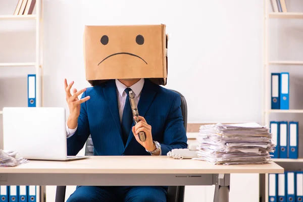 Hombre infeliz empleado con caja en lugar de su cabeza — Foto de Stock