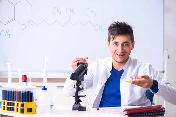 Jonge chemicus zitten in het lab — Stockfoto