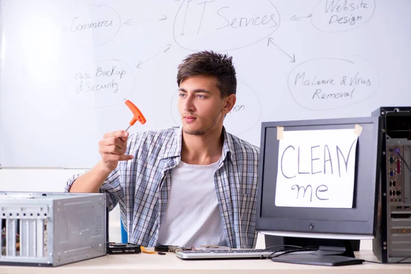 Young it Spezialist vor dem Whiteboard — Stockfoto