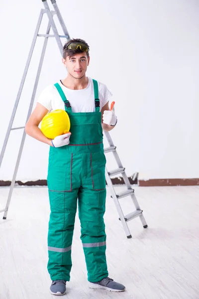 Trabajador joven con equipo de protección en concepto de seguridad —  Fotos de Stock