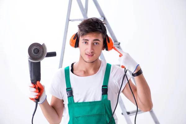 Jovem trabalhador com auriculares no conceito de cancelamento de ruído — Fotografia de Stock