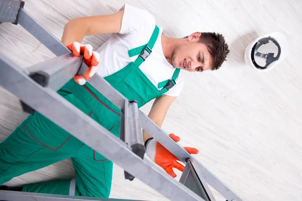 Jonge werknemers vallen van de ladder — Stockfoto