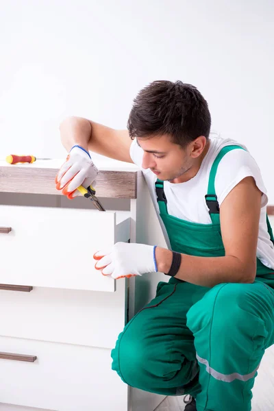 家の改修コンセプトに食器棚と若年労働者 — ストック写真