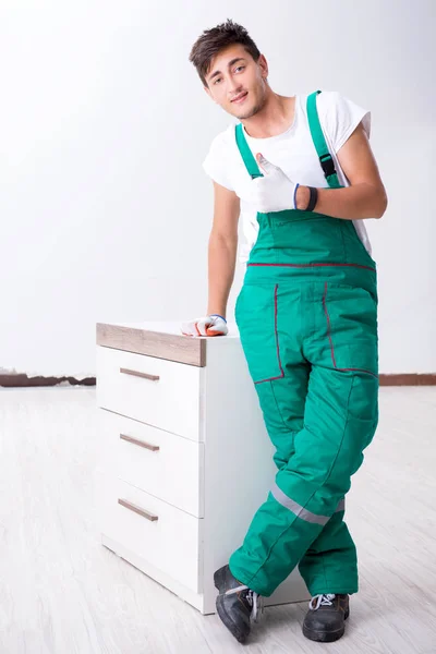 Trabajador joven con armario en concepto de renovación del hogar — Foto de Stock
