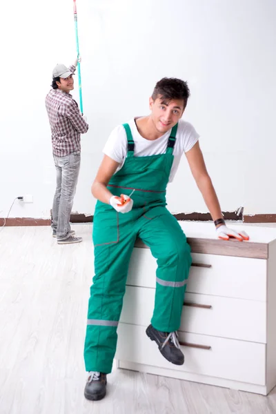 Fiatal munkavállaló a szekrényben otthon felújítása koncepció — Stock Fotó
