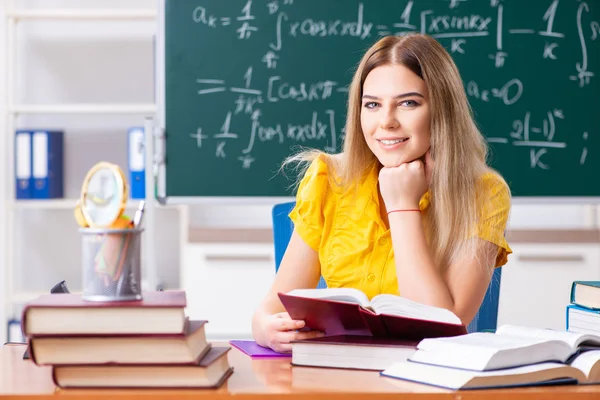 Fiatal női hallgató előtt a chalkboard — Stock Fotó