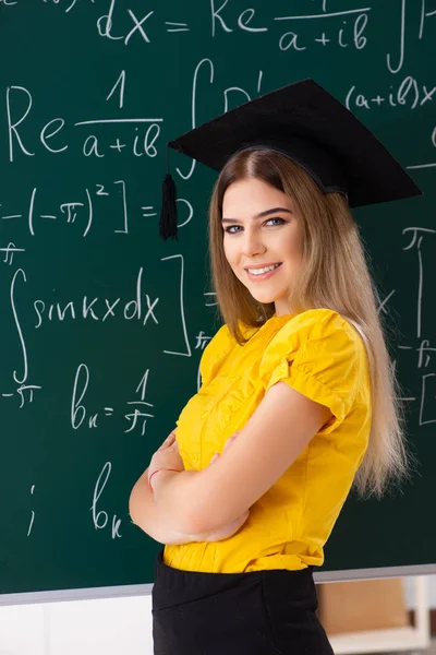 Młodych kobiet student przed chalkboard — Zdjęcie stockowe