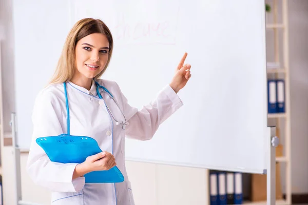 白い板の前に立つ若い女性医師 — ストック写真