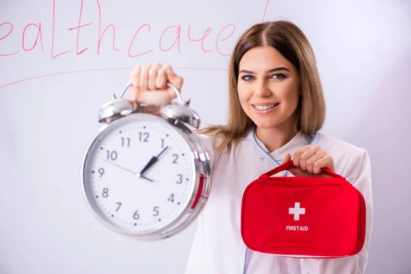 Fiatal női orvos áll a fehér tábla előtt — Stock Fotó