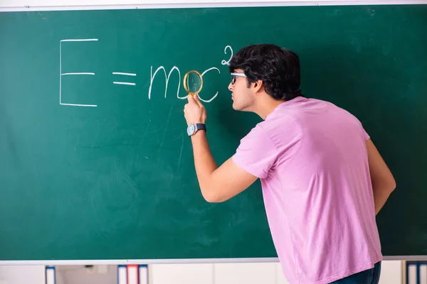 Jonge mannelijke physic staan voor de groene bestuur — Stockfoto