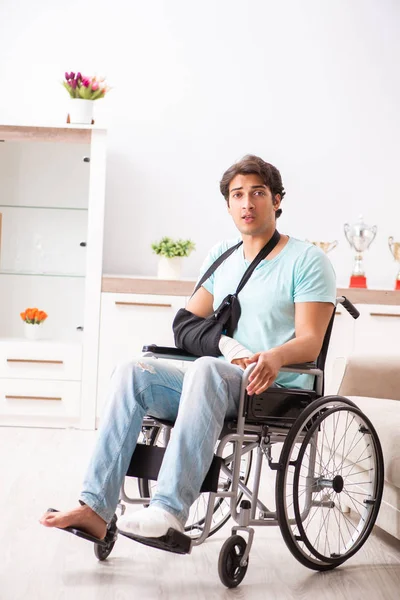 Jovem homem bonito em cadeira de rodas — Fotografia de Stock