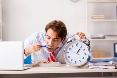 Yemek molası sırasında iş yerinde adam