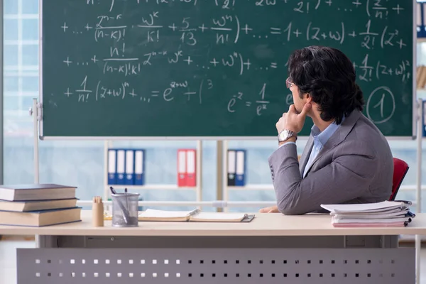 Jonge knappe wiskundeleraar in de klas — Stockfoto