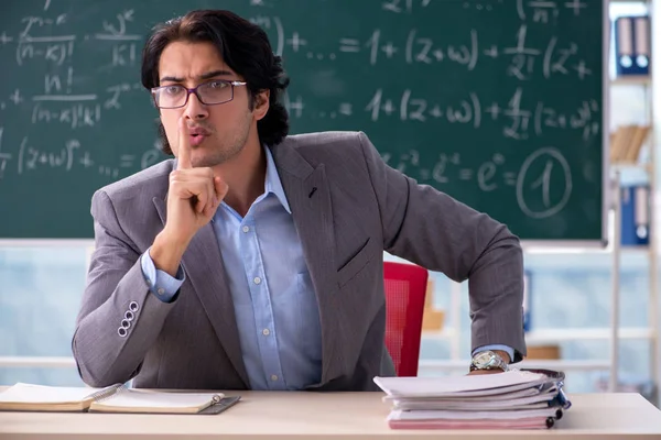 Jovem e bonito professor de matemática em sala de aula — Fotografia de Stock