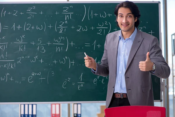 Jonge knappe wiskundeleraar in de klas — Stockfoto