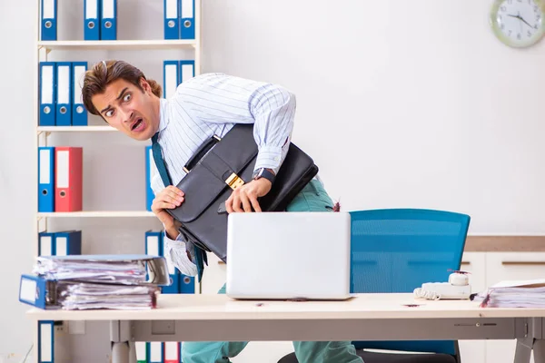 Empresário enojado com baratas no escritório — Fotografia de Stock