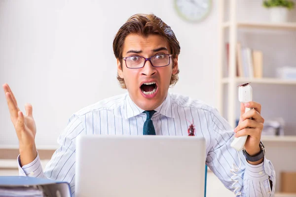 Geschäftsmann ekelt sich vor Kakerlaken im Büro — Stockfoto