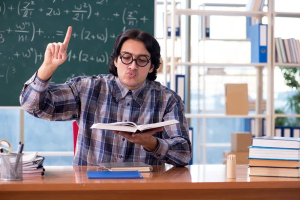 Jonge grappige wiskundeleraar voorkant schoolbord — Stockfoto