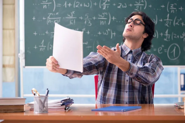 Młode śmieszne matematyki nauczyciel przed chalkboard — Zdjęcie stockowe
