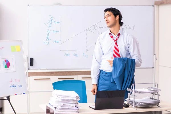 Mannelijke verkoop analist voor het whiteboard — Stockfoto