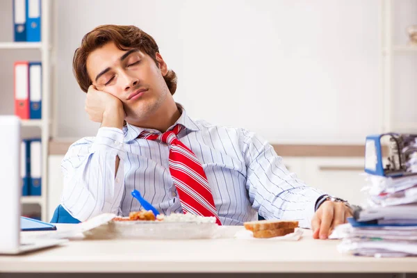 Człowiek po posiłku w pracy, podczas przerwy — Zdjęcie stockowe